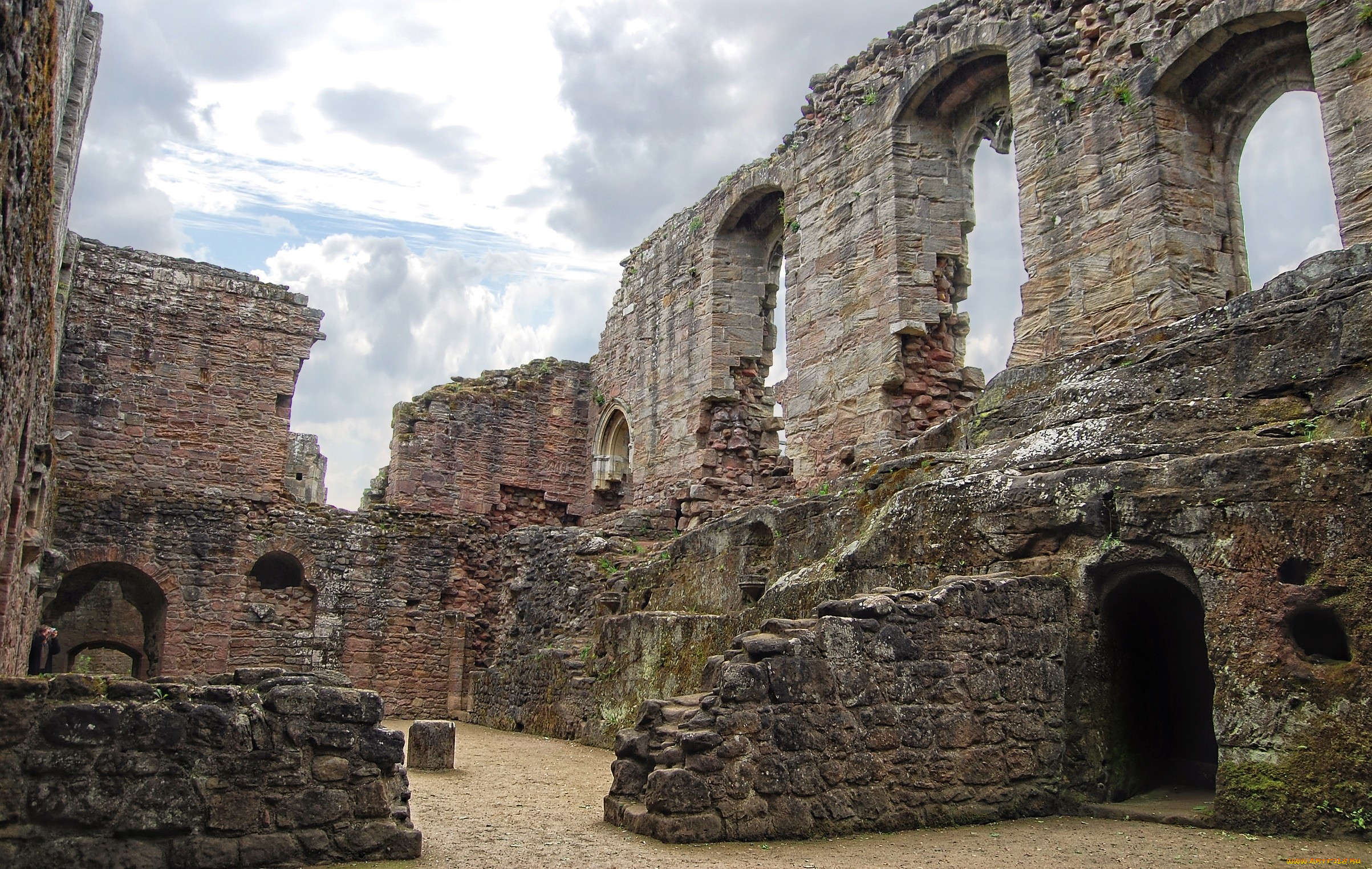 Разбитая крепость. Замок Споффорт. Разрушенные замки Англии. Усадьба Споффорт Англия. Руины в Прибалтике.